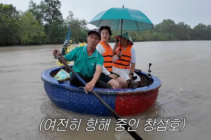 Trời mưa xối xả khiến tour thuyền thúng của Changsub "dở khóc dở cười". Ảnh: Cắt từ video.