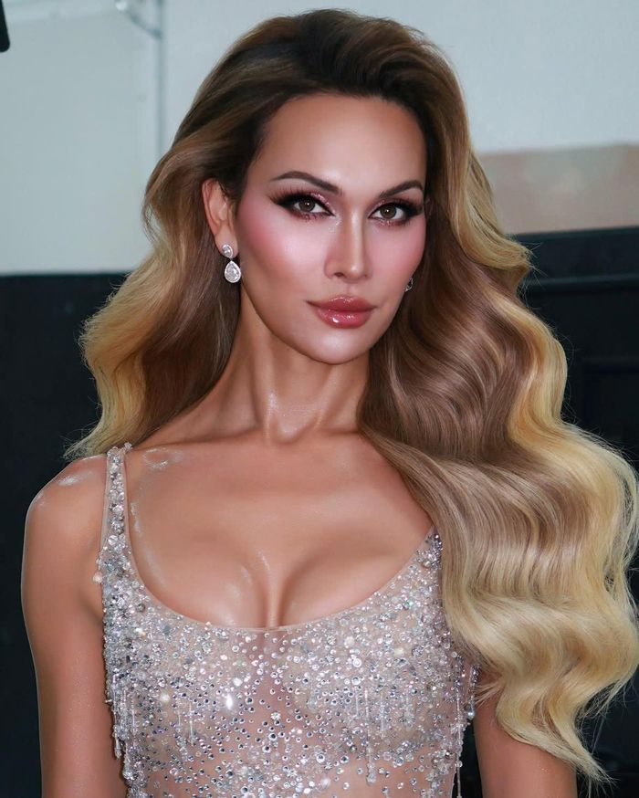 Lo Colby ngay từ đầu được cho là ứng viên sáng giá ở cuộc thi, với ngoại hình ấn tượng, kỹ năng trình diễn được đánh giá tốt. Trước khi tham gia đấu trường quốc tế, cô từng đăng quang đẹp từng đăng quang Miss International Queen USA 2026. Xuyên suốt hành trình ở các sân chơi sắc đẹp, Lo Colby lan tỏa thông điệp về cơ hội nghề nghiệp, bình đẳng kinh tế và quyền được nhìn nhận bằng năng lực cho người chuyển giới. 