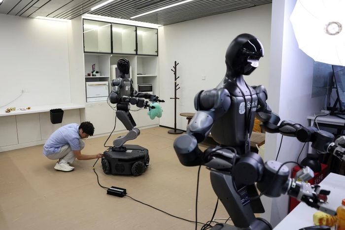 Các nhân viên giám sát và huấn luyện robot hình người thực hiện các công việc phức tạp. Ảnh: Reuters.