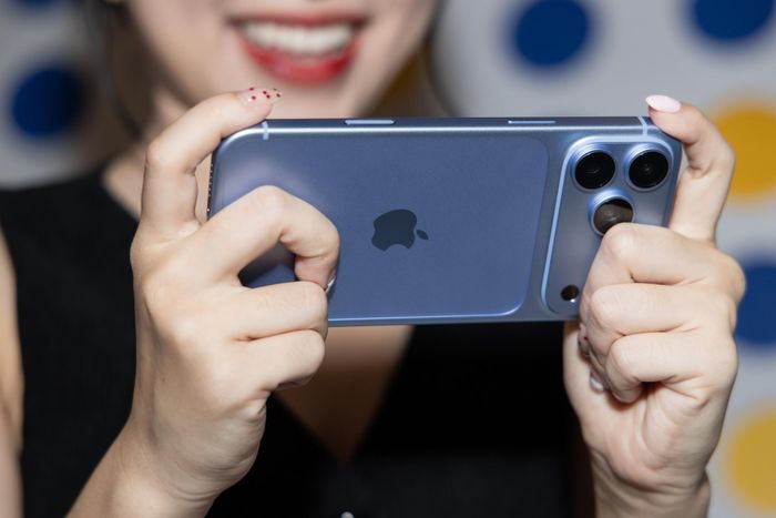 Người không có nhu cầu quay phim, chụp ảnh quá nhiều hoặc ít chơi các game nặng có thể hài lòng với bản 256 GB. Ảnh: Phương Lâm.