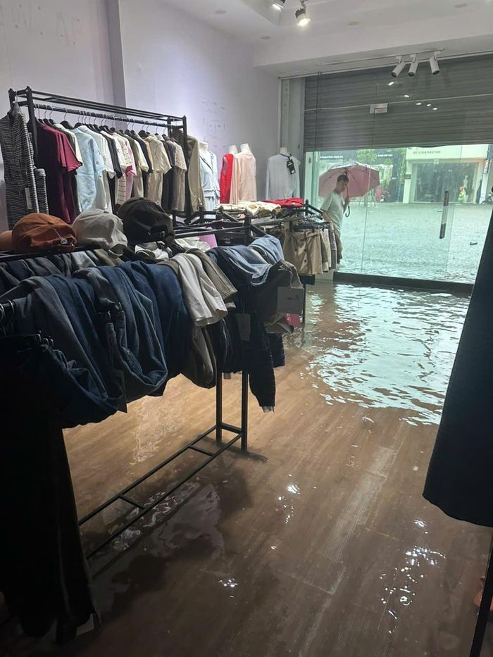  Quần áo trong cửa hàng chị Ly bị ngập nước. 