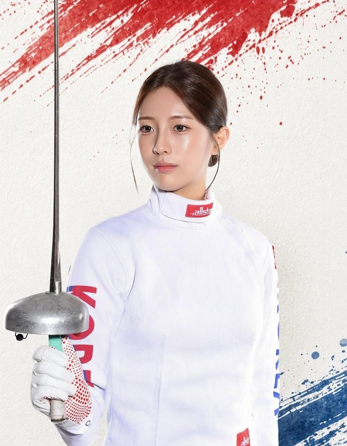 Yang Seung-hye (20 tuổi) đang chuẩn bị cho kỳ ASIAD (Asian Games) đầu tiên trong sự nghiệp. Là thành viên trẻ nhất đội kiếm ba cạnh nữ Hàn Quốc, cô được người hâm mộ gọi là “thần tượng làng kiếm” nhờ kỹ năng và ngoại hình nổi bật. Tuy nhiên, trên sàn đấu, Yang giữ cách tiếp cận nghiêm túc và quyết liệt.
