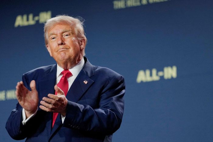 Tổng thống Mỹ Donald Trump vỗ tay tại hội nghị Chiến thắng trong cuộc đua AI ở Washington D.C., Mỹ, ngày 23/7/2025. Ảnh: Reuters.