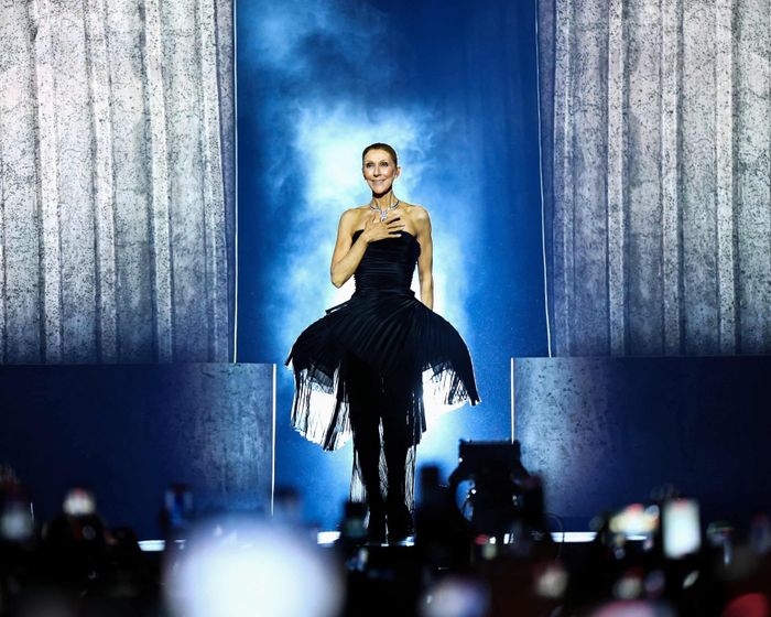 Nữ ca sĩ Celine Dion trở lại sân khấu đầy cảm xúc trong liveshow trọn vẹn đầu tiên sau 6 năm tại Nanterre, phía tây Paris, ngày 12/9. Sự nghiệp của nữ danh ca Canada từng phải tạm ngưng vì một chứng rối loạn thần kinh hiếm gặp.