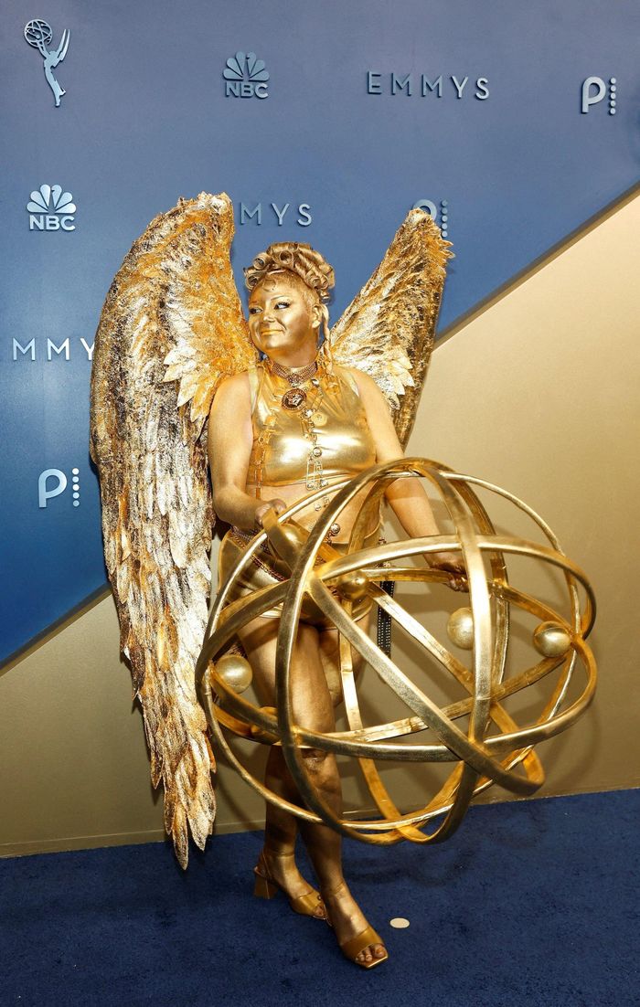 Nữ diễn viên Megan Stalter biến mình thành một “tượng vàng Emmy” trên thảm đỏ lễ trao giải ở Los Angeles ngày 14/9. Nữ diễn viên Hacks xuất hiện bên bạn diễn Paul W. Downs trong một trong những tạo hình gây chú ý của sự kiện.
