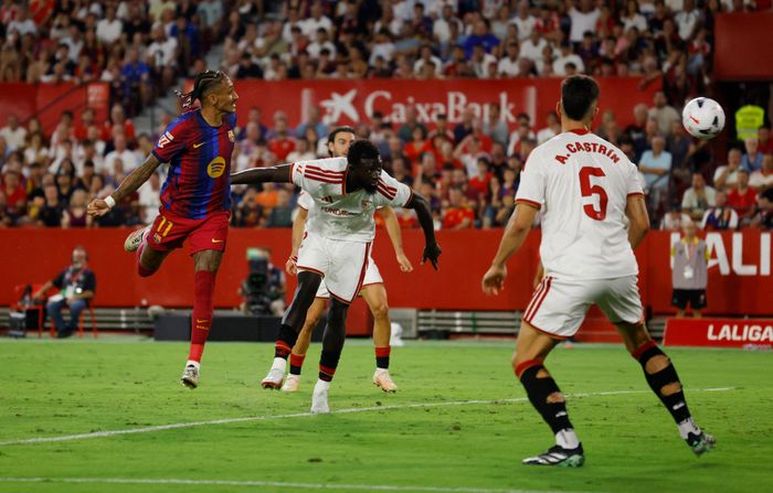  Tiền đạo Barcelona chỉ còn kém thành tích 13 bàn sau 7 trận của Cristiano Ronaldo mùa 2014/15 đúng một bàn. 