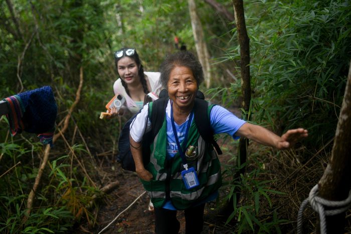  Một nữ hướng dẫn viên địa phương dẫn khách du lịch chinh phục Nakee Cave - hầu hết đều là người dân trong vùng, am hiểu tường tận từng khối đá và câu chuyện gắn với chúng. Theo bà Saowanee Khonkla, Giám đốc Văn phòng Tổng cục Du lịch Thái Lan (TAT) tại Nakhon Phanom, du lịch tâm linh là mũi nhọn của tỉnh, trong đó tín ngưỡng Phaya Nak (thần rắn Naga) là một trong những trụ cột chính. "Chúng tôi kết nối những trụ cột này với thiên nhiên bằng cách kể lại các câu chuyện gắn giữa niềm tin, tín ngưỡng và cộng đồng", bà nói, cách tiếp cận mà các điểm đến như Nakee Cave đang thể hiện rõ nét. 