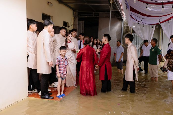  Dù con đường dẫn vào nhà bị ngập, cô dâu Xuân Nguyễn, chú rể Hồng Sơn vẫn tổ chức lễ như dự định. 