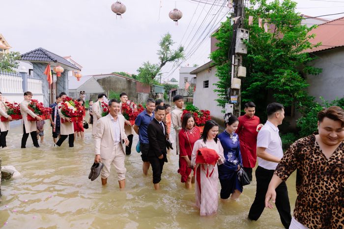Đoàn nhà trai xắn quần, lội nước bê tráp. 