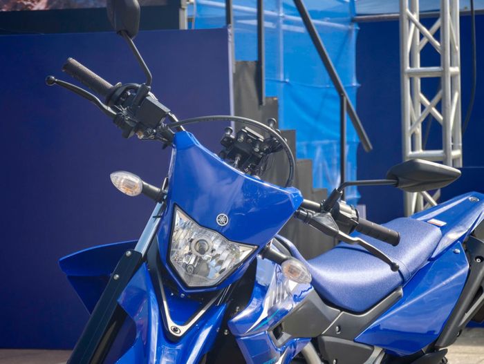 Đầu xe khá đơn giản. Cụm đèn chiếu sáng chính dùng một đèn halogen, các đèn báo rẽ cũng là loại halogen. Xe có trang bị đèn hazard.