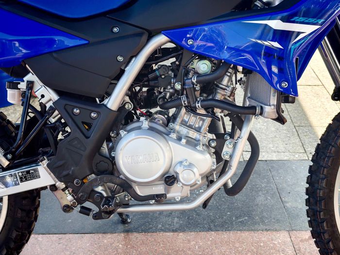 Yamaha WR155R được trang bị động cơ 155 cc, 4 thì, SOHC, 4 van, tích hợp công nghệ Variable Valve Actuation (VVA), sản sinh công suất tối đa 16,5 mã lực tại 10.000 vòng/phút, mô-men xoắn cực đại 14,3 Nm tại 6.500 vòng/phút.