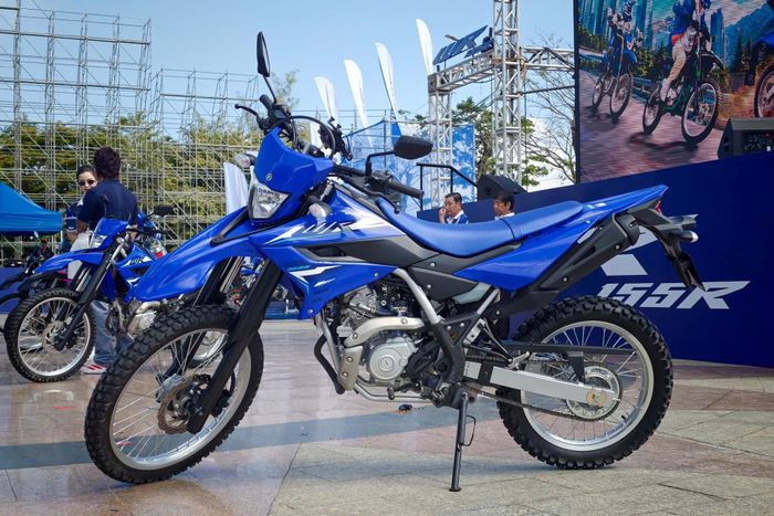 Yamaha WR155R có các kích thước dài x rộng x cao lần lượt 2.145 x 840 x 1.200 mm, chiều dài cơ sở 1.430 mm. Đặc trưng của mẫu xe "cào cào" thể hiện qua chiều cao yên 880 mm, khoảng sáng gầm tối thiểu 245 mm. Xe có khối lượng ướt 134 kg.