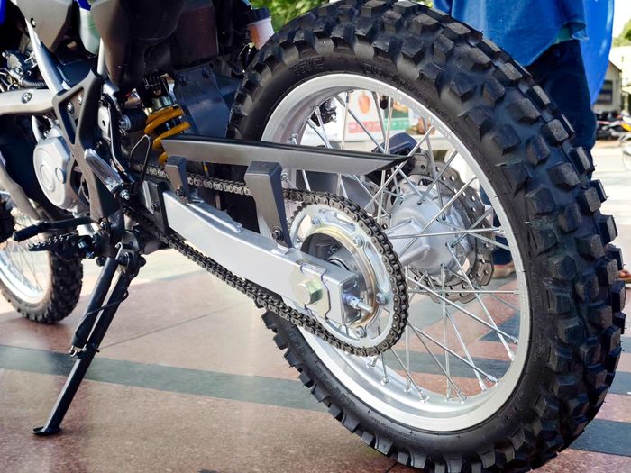 "Dàn chân" của Yahama WR155R là bánh trước đường kính 21 inch và bánh sau đường kính 18 inch, trang bị lốp đa địa hình với gai sâu. Phuộc trước của xe là loại KYB 41 MM, hành trình 215 mm.