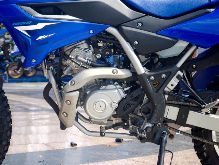 Yamaha WR155R sử dụng khung loại Semi-Double Cradle, hỗ trợ độ ổn định và khả năng kiểm soát trong nhiều điều kiện vận hành.