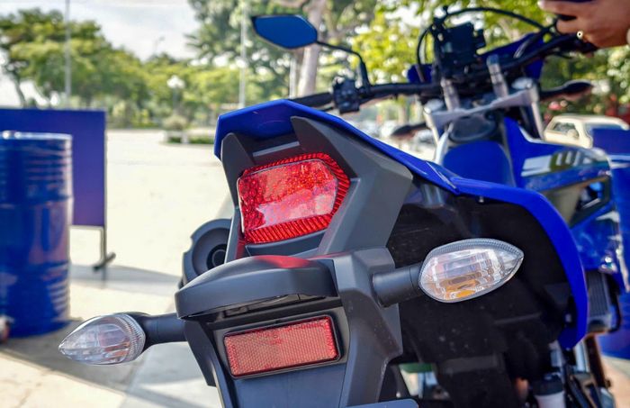 Đuôi xe vuốt cao, ống xả và ống giảm thanh vắt cao gọn gàng. Cụm đèn hậu tối giản, đèn xi-nhan đặt rời trên chắn bùn.