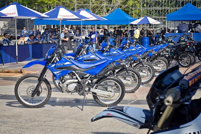 Yamaha WR155R được bán tại Việt Nam với 2 tùy chọn màu Đen và Xanh GP, đồng giá 79 triệu đồng, trước mắt bán tại 9 đại lý ở TP Cần Thơ, TP.HCM, TP Đà Nẵng, TP Hà Nội và tỉnh Tuyên Quang. Các đối thủ cạnh tranh trực tiếp của Yamaha WR155R tại Việt Nam sẽ là Kawasaki KLX150 và Honda CLF150L.