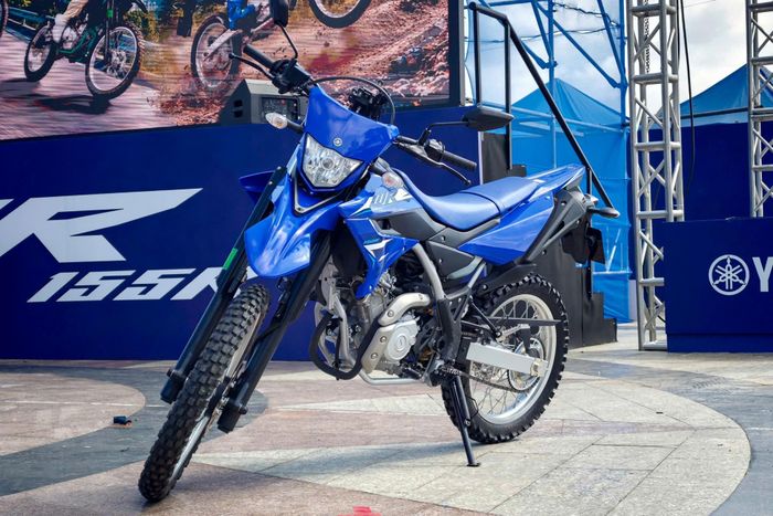 Yamaha Việt Nam vừa chính thức giới thiệu mẫu xe địa hình Yamaha WR155R đến khách hàng Việt Nam. Mẫu xe "cào cào" thực tế đã có mặt từ khá lâu tại hệ thống Revzone chuyên phân khối lớn của Yamaha, nay được mở rộng kinh doanh ra tại hệ thống đại lý xe máy phổ thông của thương hiệu Nhật Bản.