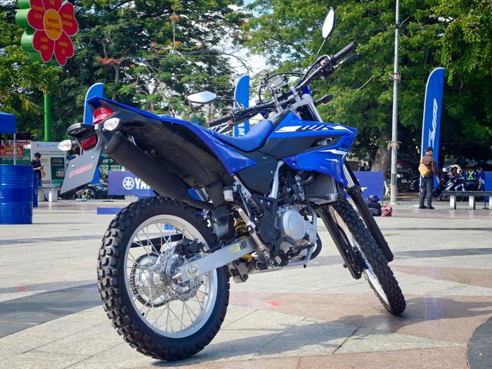 Mẫu xe "cào cào" của Yamaha được trang bị hộp số 6 cấp, kết hợp bộ ly hợp A&S giúp sang số nhẹ, giảm giật khi giảm tốc.
