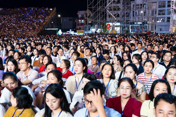 Bên dưới, hàng nghìn khán giả theo dõi các tiết mục qua màn hình và sân khấu chính. Ảnh: QueVo Media.