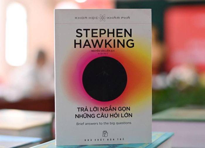 Zverev đọc sách của Stephen Hawking trong thời gian nghỉ vì chấn thương. Ảnh: @alexzverev123/IG; Việt Linh.