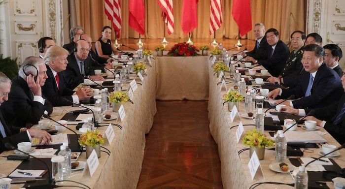  Tổng thống Mỹ Donald Trump và các quan chức Mỹ trong cuộc gặp với Chủ tịch Trung Quốc Tập Cận Bình và phái đoàn Trung Quốc tại khu nghỉ dưỡng Mar-a-Lago ở Palm Beach, Florida, Mỹ, ngày 7/4/2017. Ảnh: Reuters. 