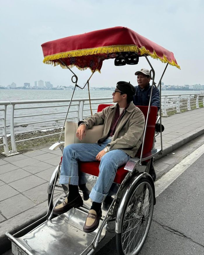 Những lần Sơn Tùng M-TP uống cà phê bệt, đi chợ Bến Thành, dạo chơi Thảo Cầm Viên và ngồi xích lô dạo hồ Tây, năm 2024-2025. Ảnh: M-TP.