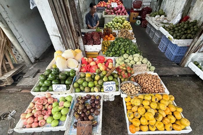  Trong khi các loại rau tăng đột biến, mặt hàng trái cây tại chợ lại rớt giá. Ảnh: Anh Nguyễn.