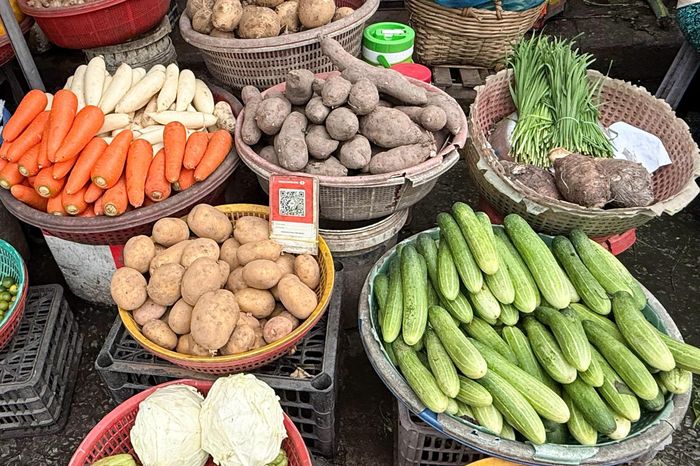  Nhiều loại rau củ tại chợ đều tăng 5.000-10.000 đồng/kg, thậm chí có loại tăng gấp đôi. Ảnh: Anh Nguyễn.