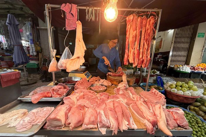  Nhóm hàng thịt heo tại chợ vẫn duy trì giá ổn định. Ảnh: Anh Nguyễn.