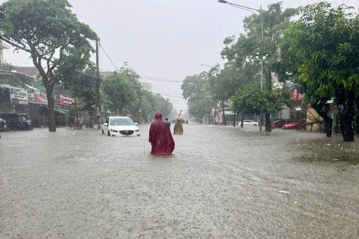  Một tuyến phố ở Vinh ngập sâu trong trận mưa ngày 19/9. Sau khi mưa giảm, nước tại nhiều khu vực nhanh chóng rút xuống. Ảnh: Hoàng Văn Trọng. 