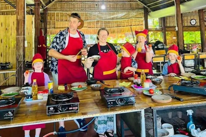 Gia đình Australia tham gia một lớp học nấu ăn địa phương tại miền Trung Việt Nam. Ảnh: Nicky Mumford.