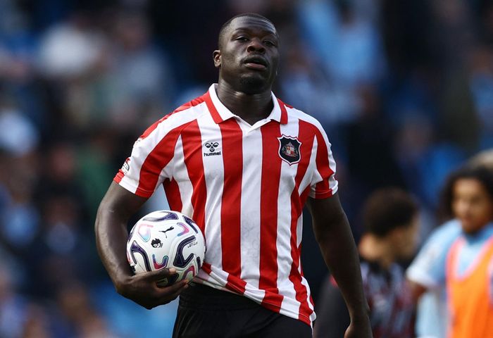  Brian Brobbey ghi cả ba bàn của Sunderland và trở thành cầu thủ đầu tiên của CLB lập hat-trick tại Premier League kể từ Jermain Defoe năm 2016. 