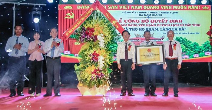 Lãnh đạo tỉnh Quảng Trị traoBằng xếp hạng Di tích lịch sử cấp tỉnh Nhà thờ họ Phạm làng La Hà