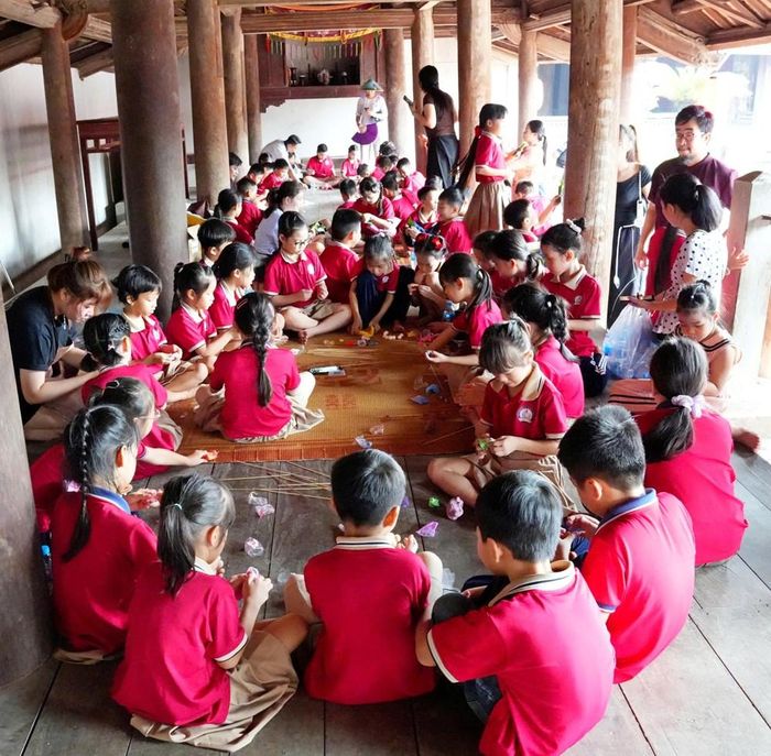 Trẻ em trải nghiệm đồ chơi truyền thống tại Làng cổ Đường Lâm