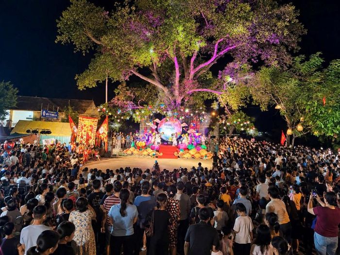 Đông đảo nhân dân đến vui hội Trung thu