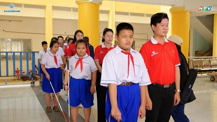 Top 5 "Chuông vàng vọng cổ" 2026 đến thăm và giao lưu với học sinh Trường Phổ thông đặc biệt Nguyễn Đình Chiểu. Ảnh: BTC