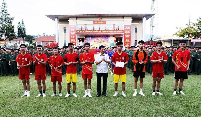 Kết quả, Ban Tổ chức trao 12 giải Nhất, Nhì và Ba cho các tập thể, cá nhân đạt thành tích xuất sắc. Ảnh: Bộ CHQS tỉnh Điện Biên