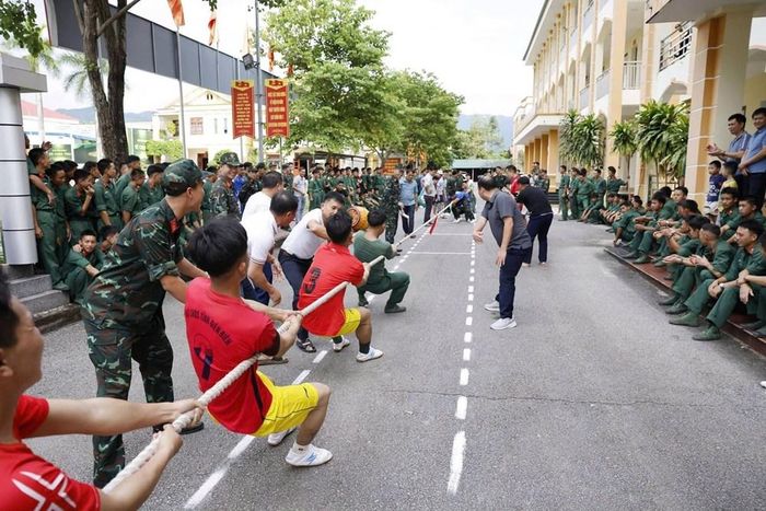 Giải đấu góp phần tăng cường tình đoàn kết, gắn bó giữa cán bộ, chiến sĩ các cơ quan, đơn vị. Ảnh: Bộ CHQS tỉnh Điện Biên
