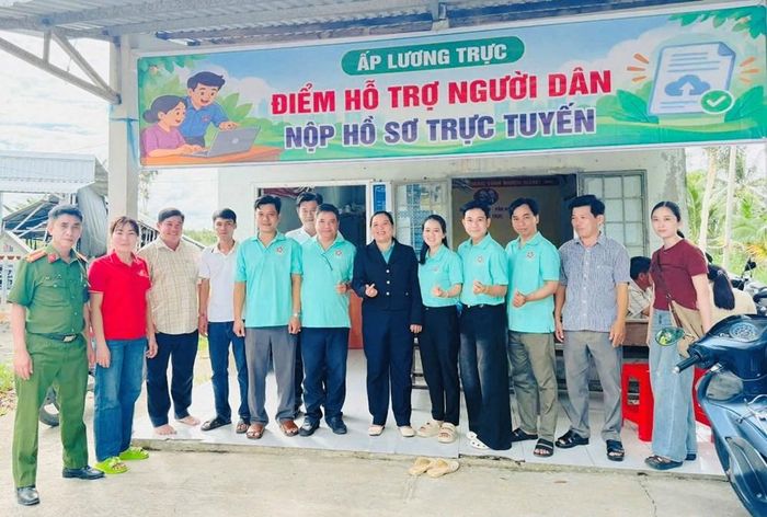 Trung tâm Phục vụ hành chính công xã tổ chức điểm hỗ trợ người dân nộp hồ sơ trực tuyến