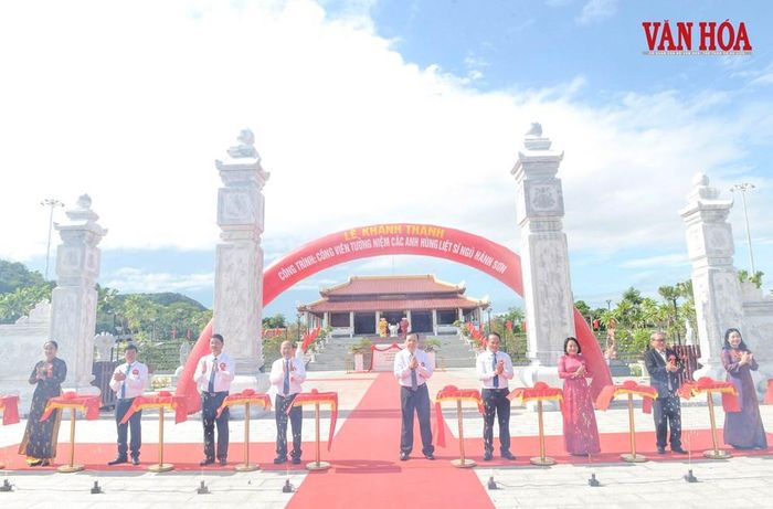 Các đại biểu thực hiện nghi thức khánh thành