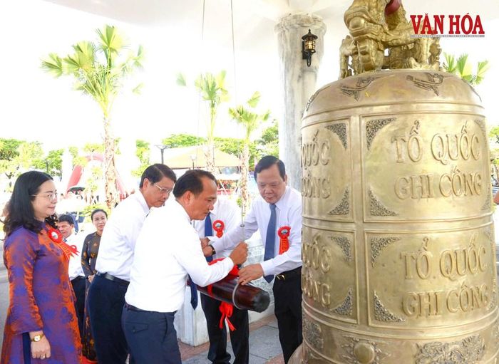 Nguyên lãnh đạo Trung ương, lãnh đạo TP. Đà Nẵng và phường Ngũ Hành Sơn thực hiện nghi thức thỉnh chuông