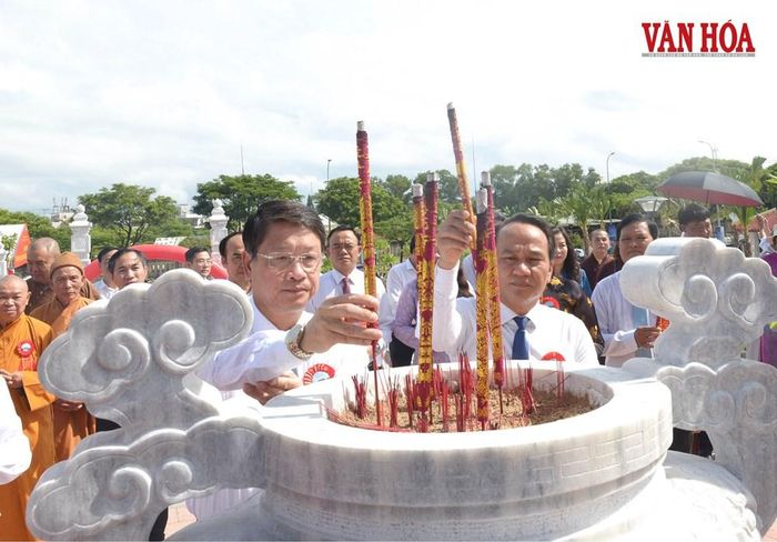 Các đại biểu dâng hương tưởng niệm