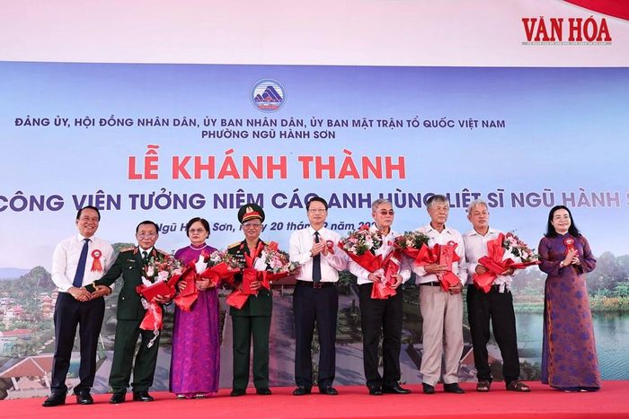 Lãnh đạo TP. Đà Nẵng và phường Ngũ Hành Sơn tặng hoa tri ân các Anh hùng Lực lượng vũ trang nhân dân