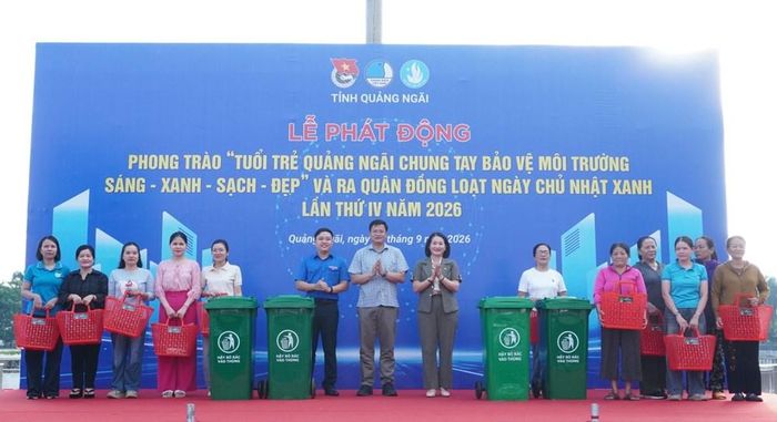 Trao tặng 4 thùng đựng rác và 10 giỏ đi chợ thân thiện với môi trường cho Tổ dân phố 8, phường Cẩm Thành