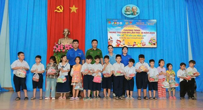 Trao quà Trung thu đến trẻ em xã Hậu Mỹ, Đồng Tháp