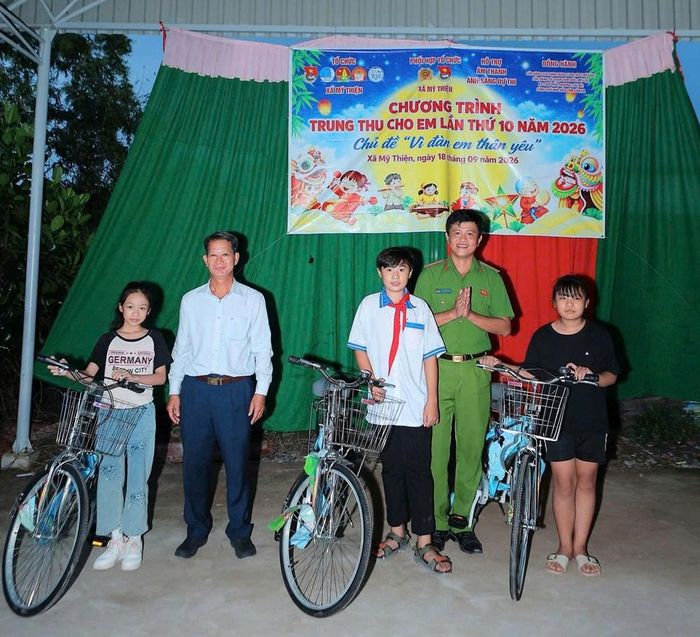Trao xe đạp cho học sinh hoàn cảnh khó khăn xã Mỹ Thiện
