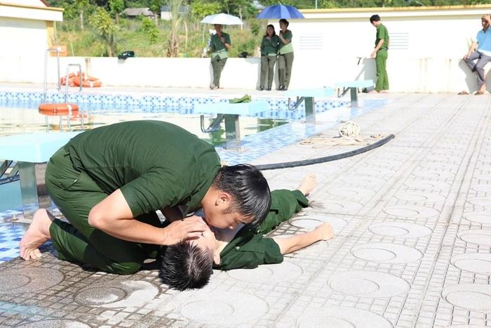 Các học viên được huấn luyện kỹ năng sơ cấp cứu nạn nhân đuối nước tại chương trình tập huấn
