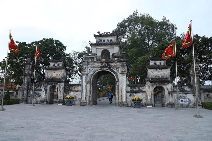 Đền Trần Thương là nơi thờ Quốc công Tiết chế Hưng Đạo Đại vương Trần Quốc Tuấn cùng gia quyến và các tướng lĩnh nhà Trần