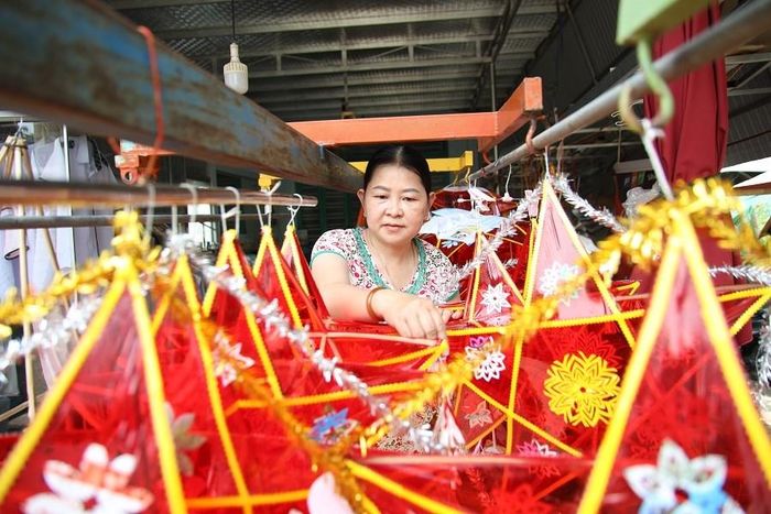 Mỗi năm vào dịp Trung thu gia đình ông Lợi làm hàng ngàn lồng đèn để cung cấp cho thị trường