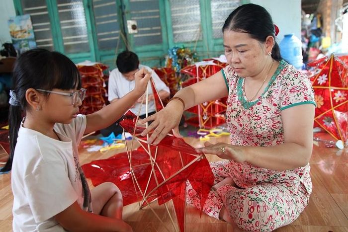 Chính sự thủ công và đôi bàn tay khéo léo, tỉ mỉ của người thợ đã tạo nên nét riêng của những chiếc lồng đèn